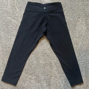Lululemon black capri cut leggings